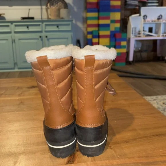 Euc dsg size 2 girls winter boots worn twice - Picture 3 of 6